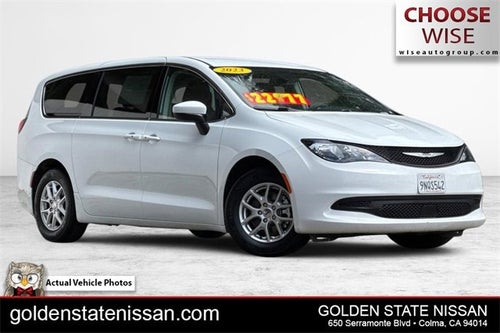 2023 Chrysler Voyager LX
